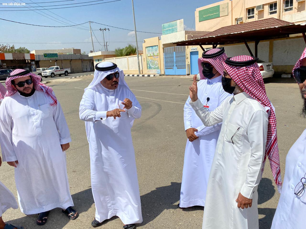 محافظ بيش يوجه بمعالجة سوق الخضار والفاكهة بمركز مسلية و البلدية مع الأهالي يستحدثون سوقا مؤقتا