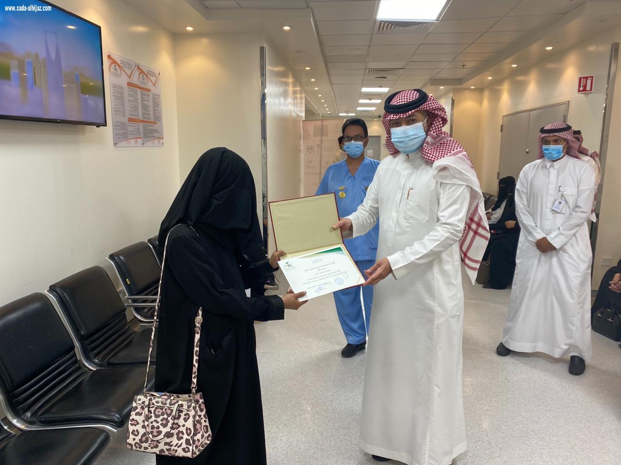 تخصصي الطائف يكرم اصغر محاربة للسرطان تدشين عيادة الفحص والتوعية لشهر التوعية بسرطان الثدي بالتخصصي 