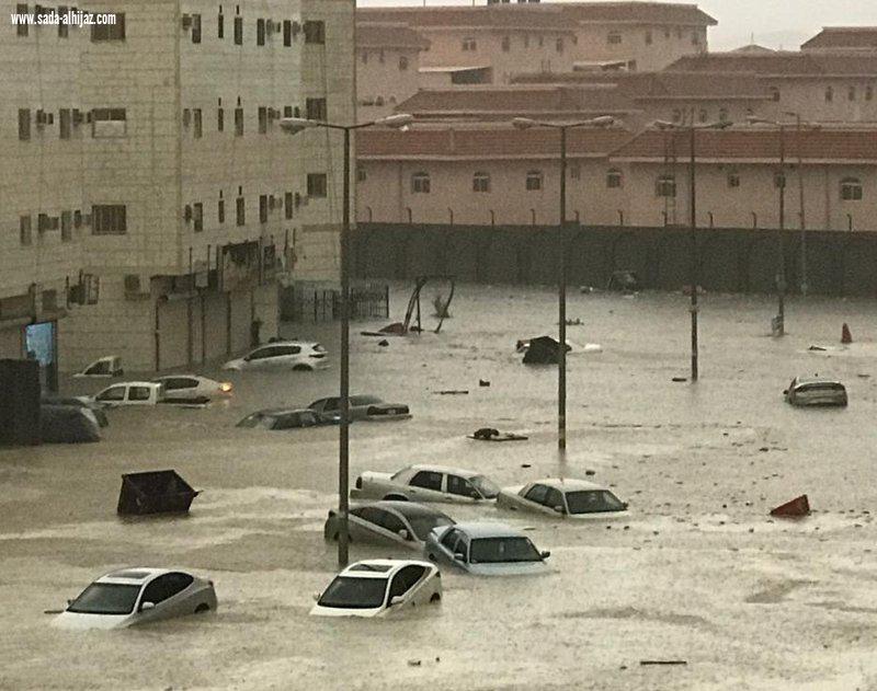 أمطار تحتجز أهالٍ وتغمر مركبات.. مأساة 