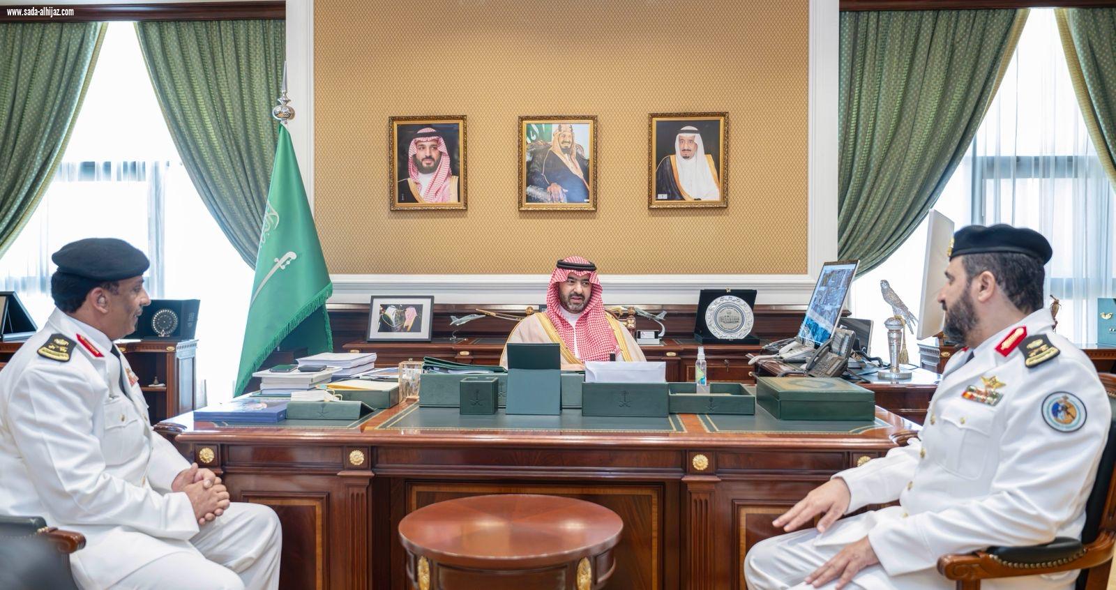 نائب أمير تبوك يستقبل قائد حرس الحدود بالمنطقة ويقلد اللواء العنزي رتبته الجديدة