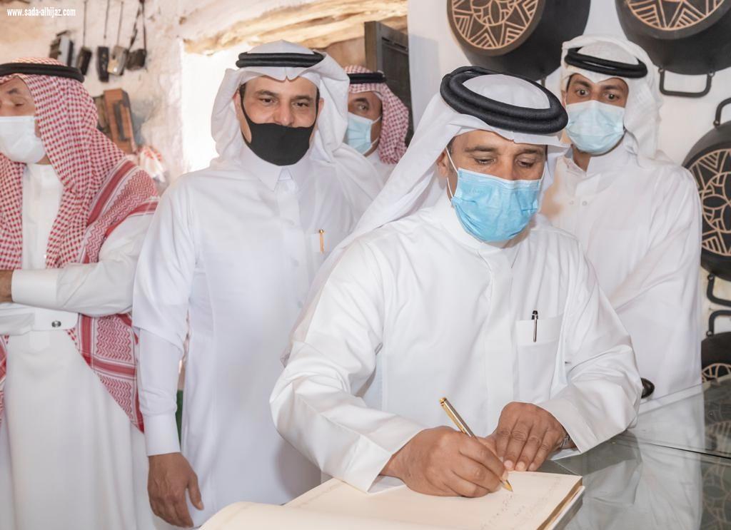 السياري” يزور متحف الأخوين الذي أنشأه الشاب محمد بن مسفر الغامدي بقرية الملد التراثية