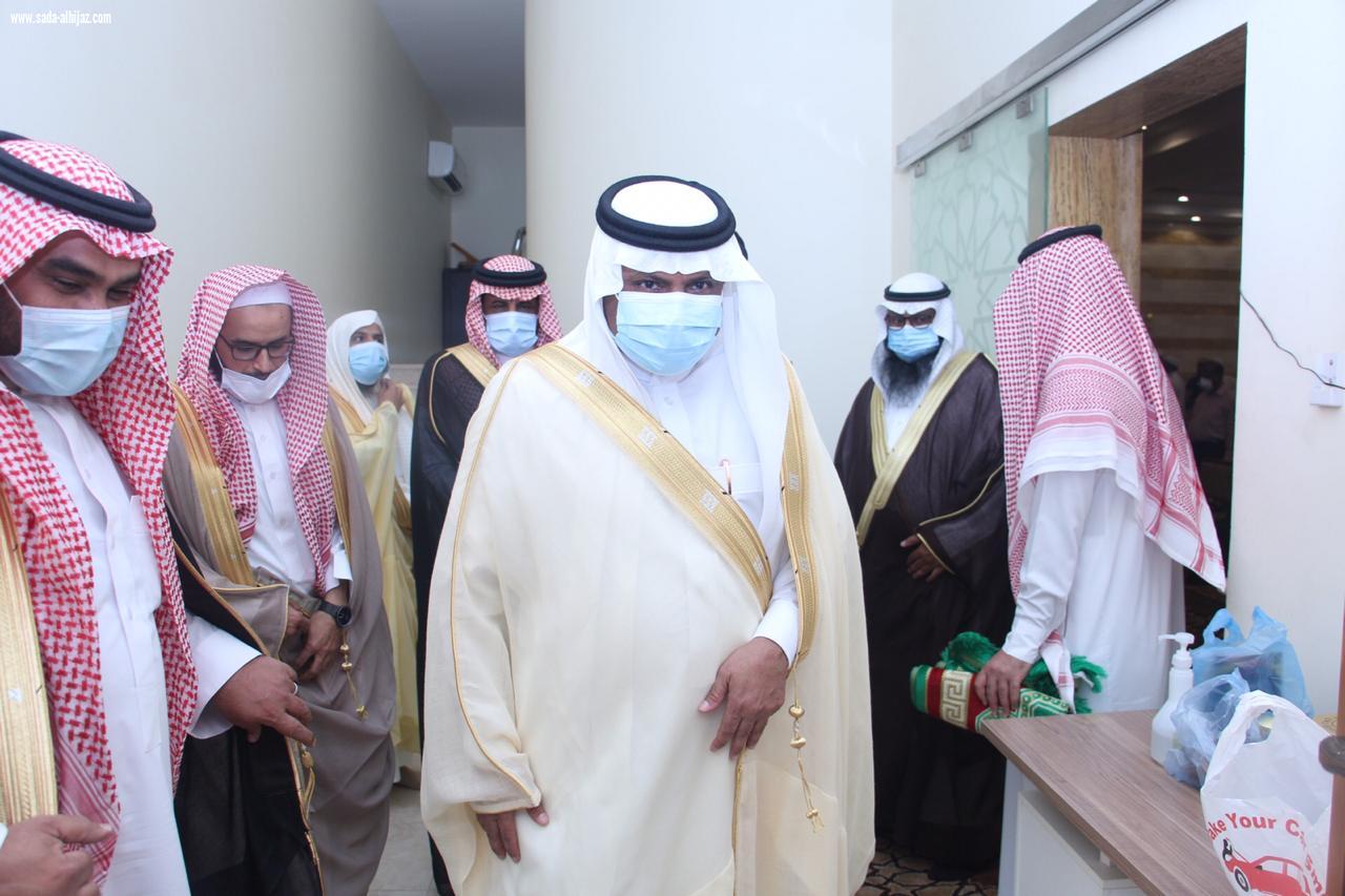 محافظ بيش أدى صلاة عيد الاضحي بجامع الفقيه وانتقال الى وادي بيش للوقوف على عملية البحث عن غريق وادي بيش
