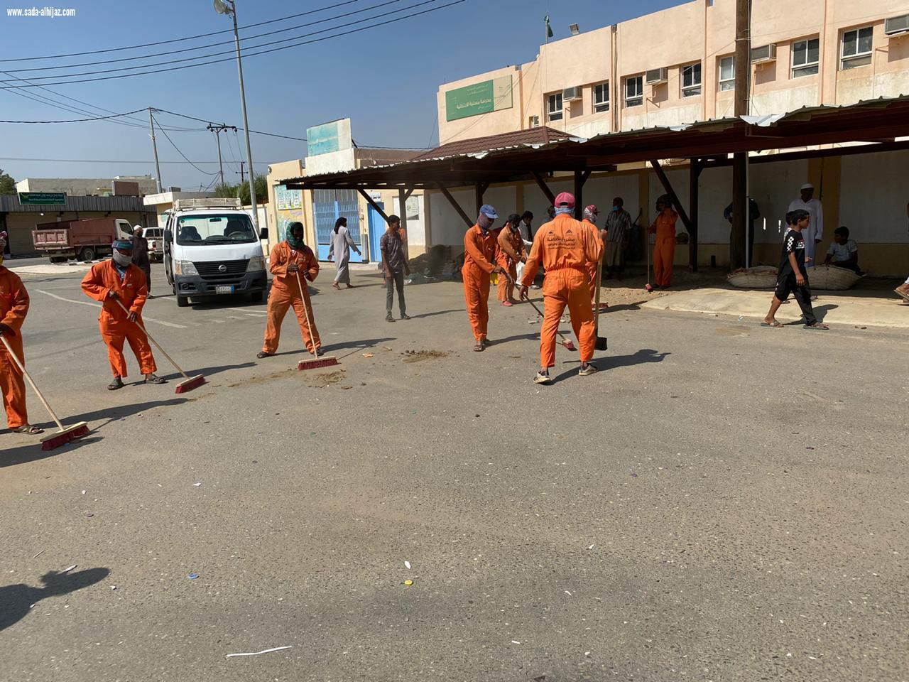 محافظ بيش يوجه بمعالجة سوق الخضار والفاكهة بمركز مسلية و البلدية مع الأهالي يستحدثون سوقا مؤقتا