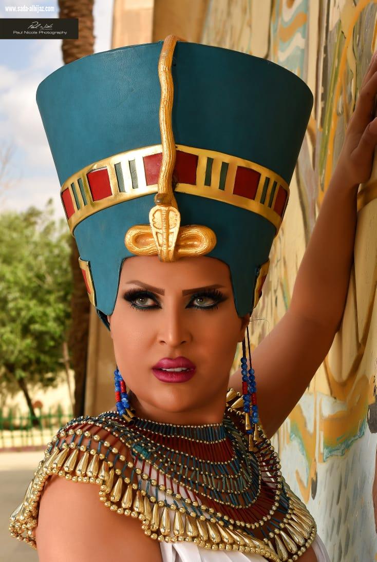 إطلالة الفنانة زينة العلمي ملكة جمال الأردن بالزي الفرعوني في القرية الفرعونية