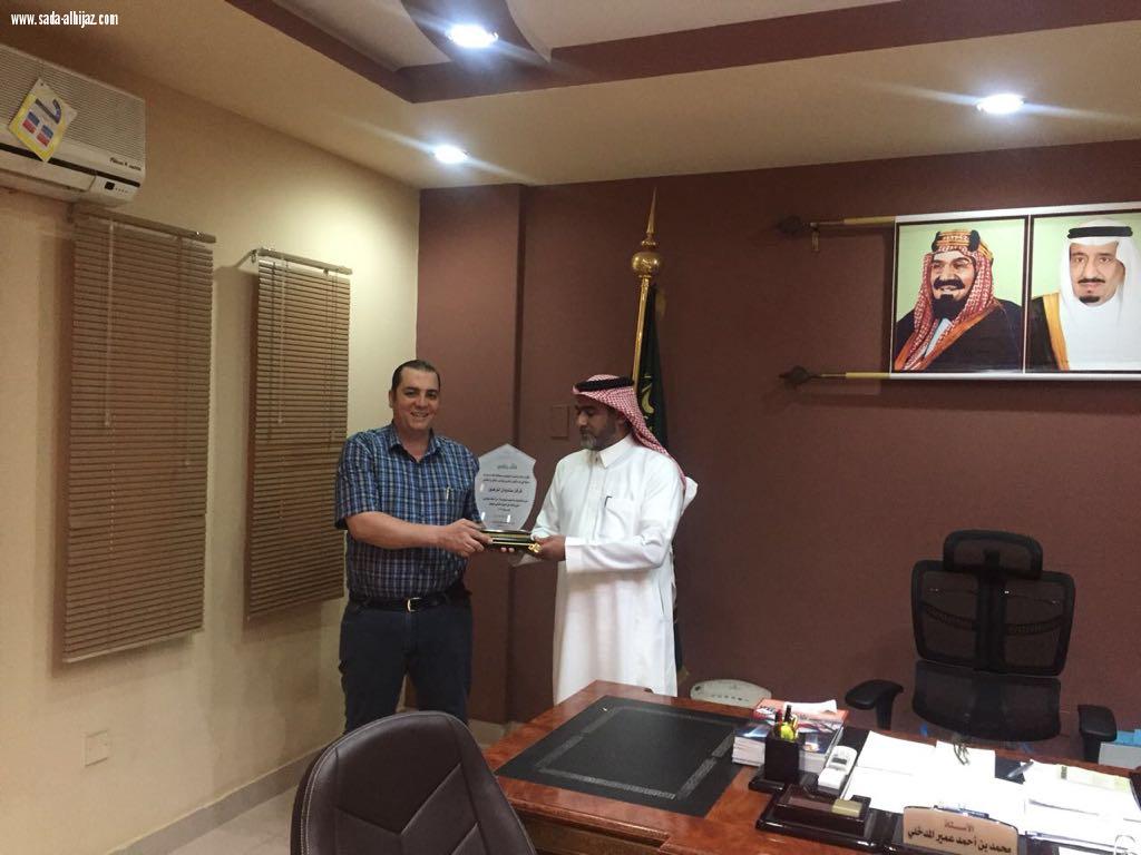 تكريم سنديان للزهور وحلويات سعد الدين لدعمهم من أجلك معلمتي
