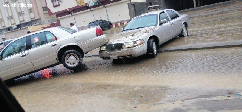 أمطار تحتجز أهالٍ وتغمر مركبات.. مأساة 