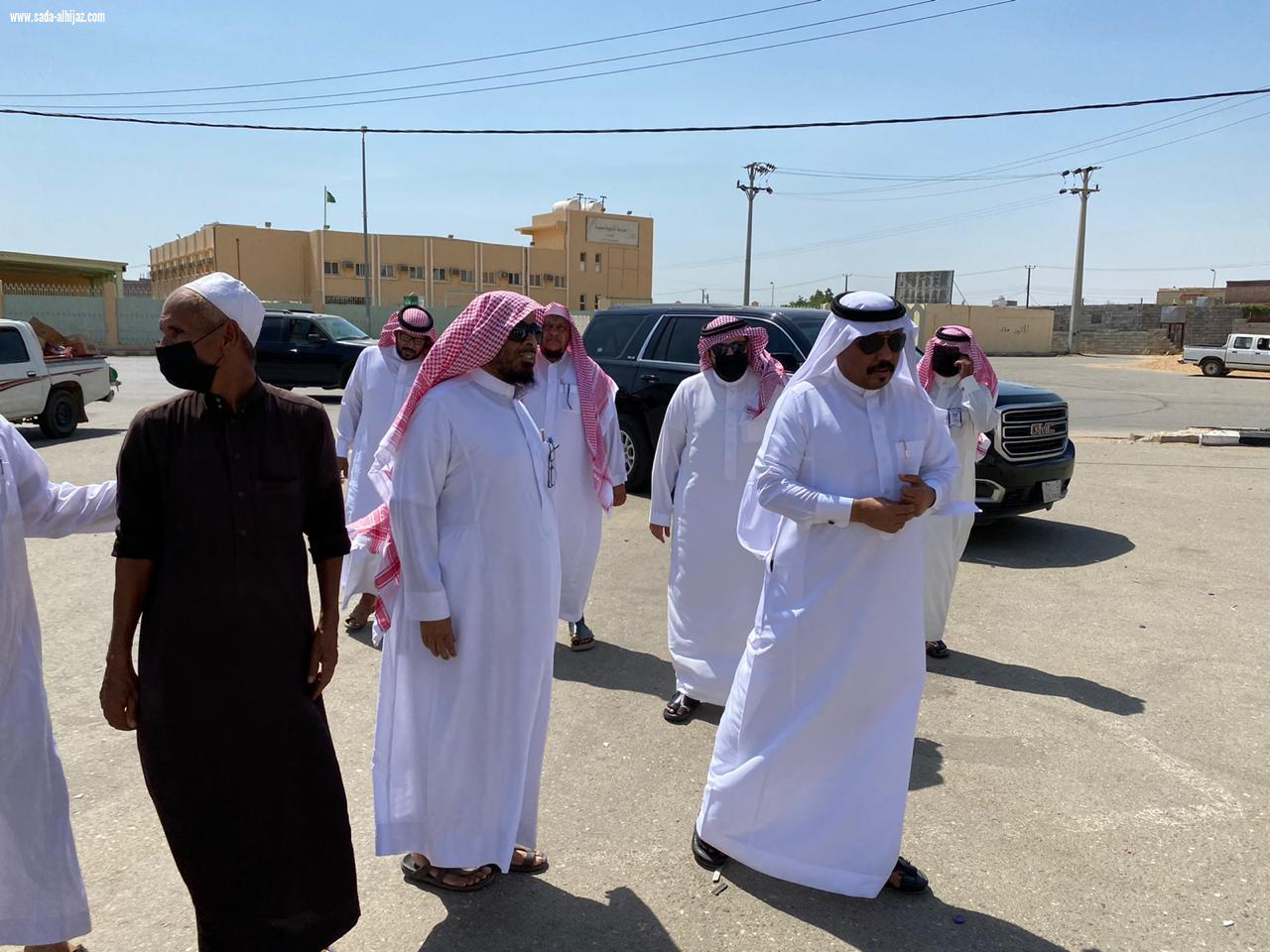 محافظ بيش يوجه بمعالجة سوق الخضار والفاكهة بمركز مسلية و البلدية مع الأهالي يستحدثون سوقا مؤقتا