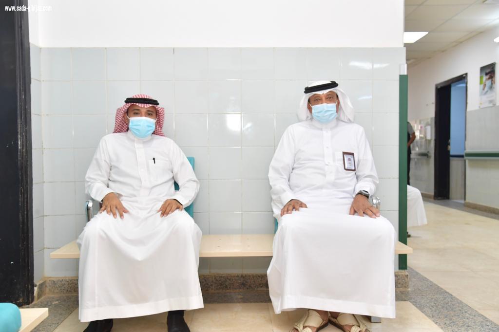 محافظ صامطة يفتتح مركز لقاحات كورونا بمستشفى المحافظة ويتلقى الجرعة الأولى