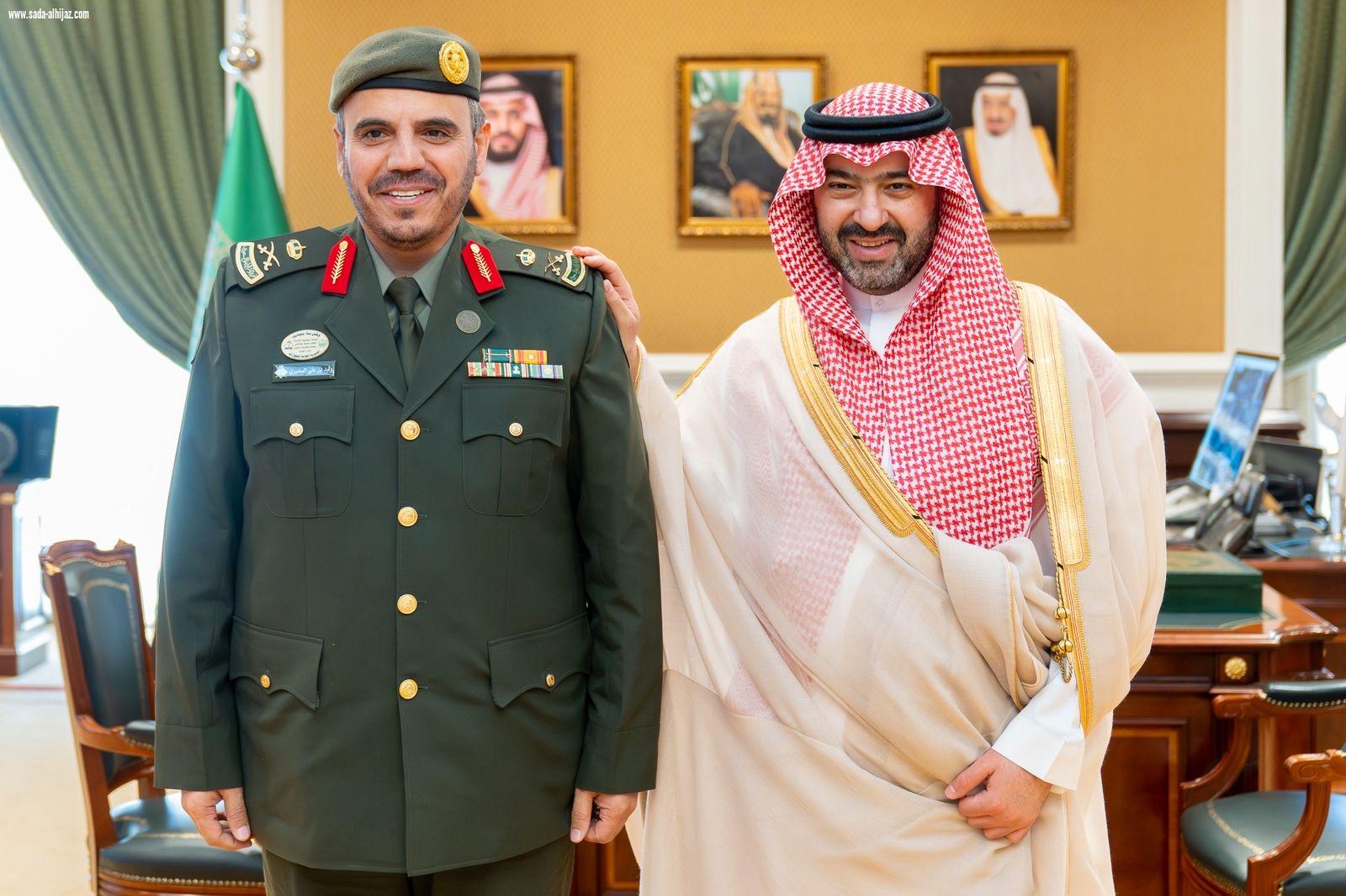 نائب أمير تبوك يستقبل مدير جوازات المنطقة ويقلده رتبته الجديدة