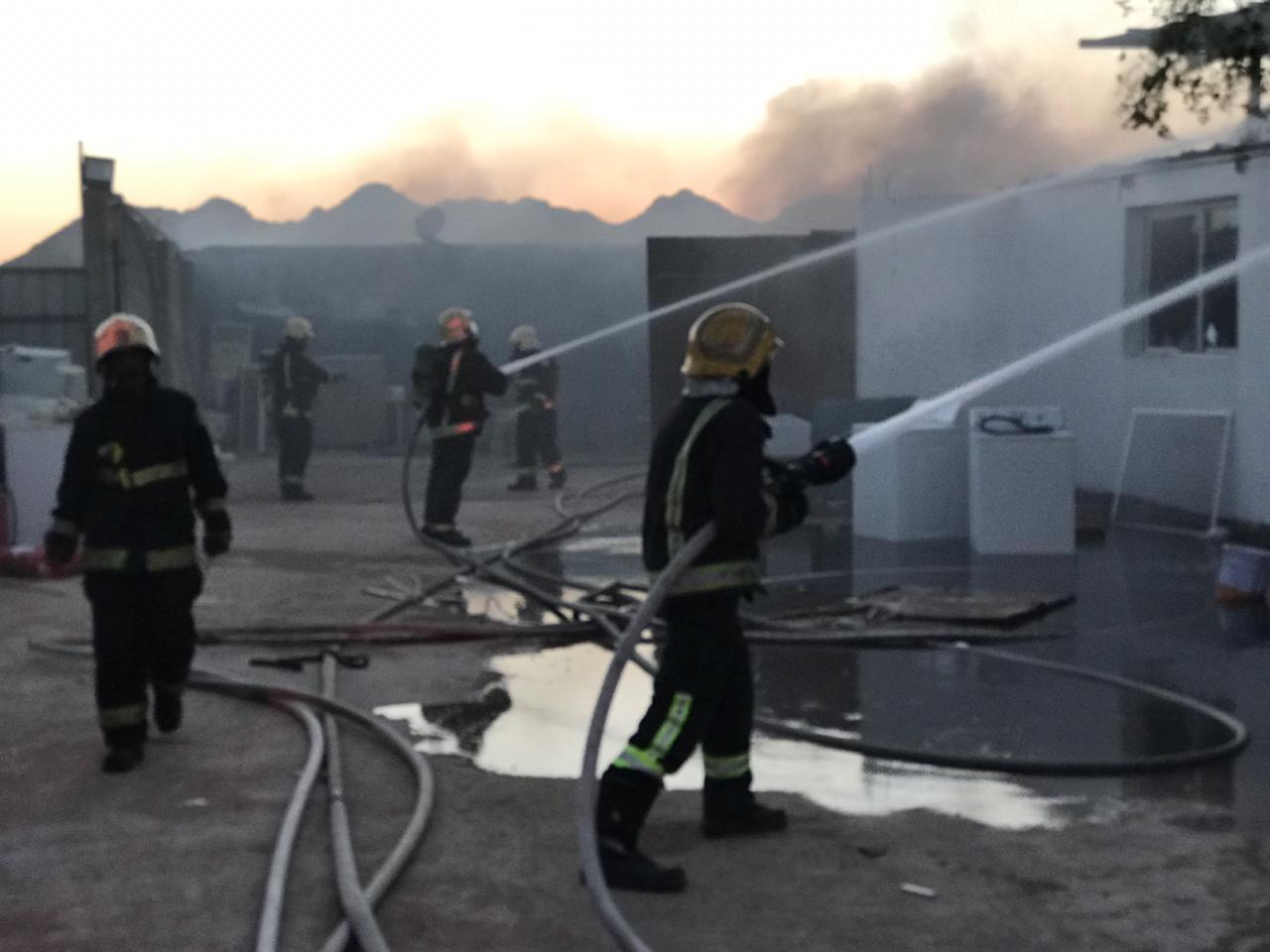 الدفاع المدني يسيطر على حادث حريق في ورشة للأجهزة الكهربائية على طريق الهجرة