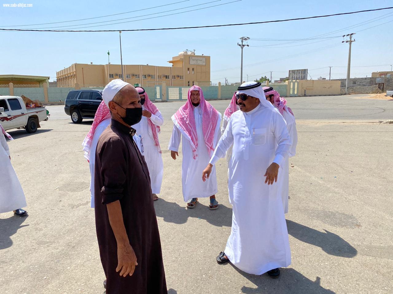 محافظ بيش يوجه بمعالجة سوق الخضار والفاكهة بمركز مسلية و البلدية مع الأهالي يستحدثون سوقا مؤقتا