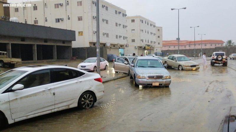 أمطار تحتجز أهالٍ وتغمر مركبات.. مأساة 