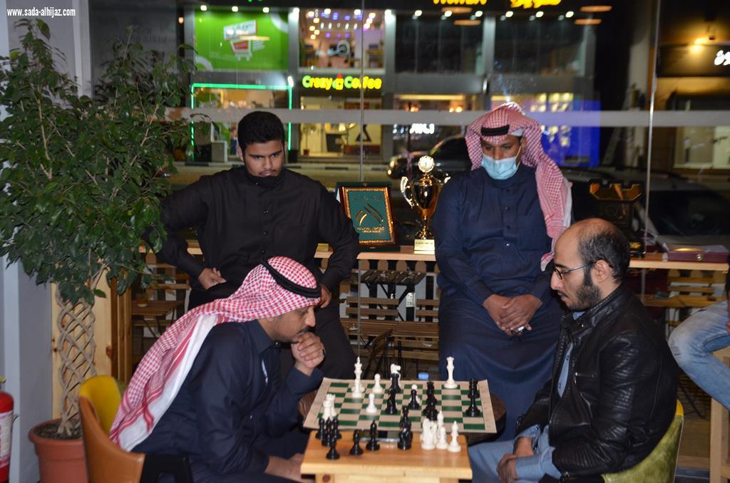 نائب مدير مكتب وزارة الرياضة بالجوف يتوج الفائزين ببطولة الشطرنج 