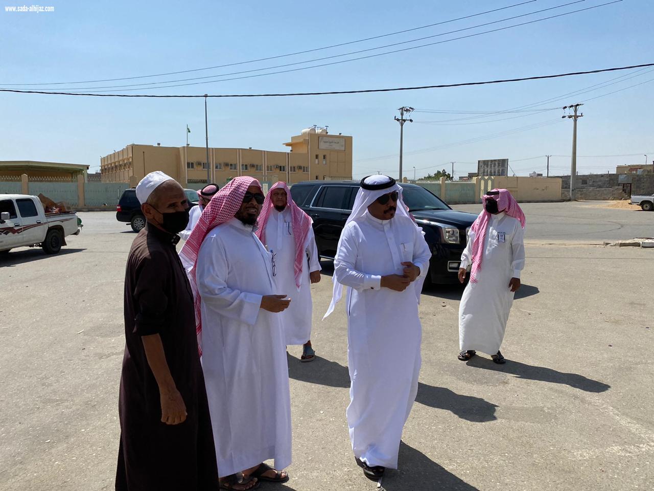 محافظ بيش يوجه بمعالجة سوق الخضار والفاكهة بمركز مسلية و البلدية مع الأهالي يستحدثون سوقا مؤقتا