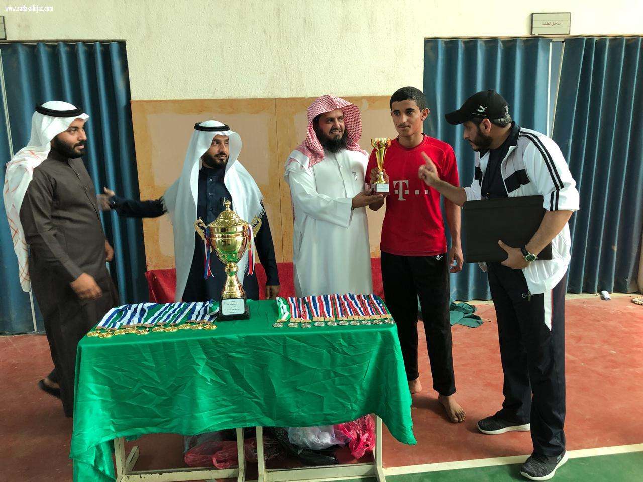 بحضور مدير مكتب تعليم الريث وعدد من رؤساء الاقسام الرياضية مجمع آل مشحنة التعليمي يفوز ببطولة المدارس الثانوية للطائرة 