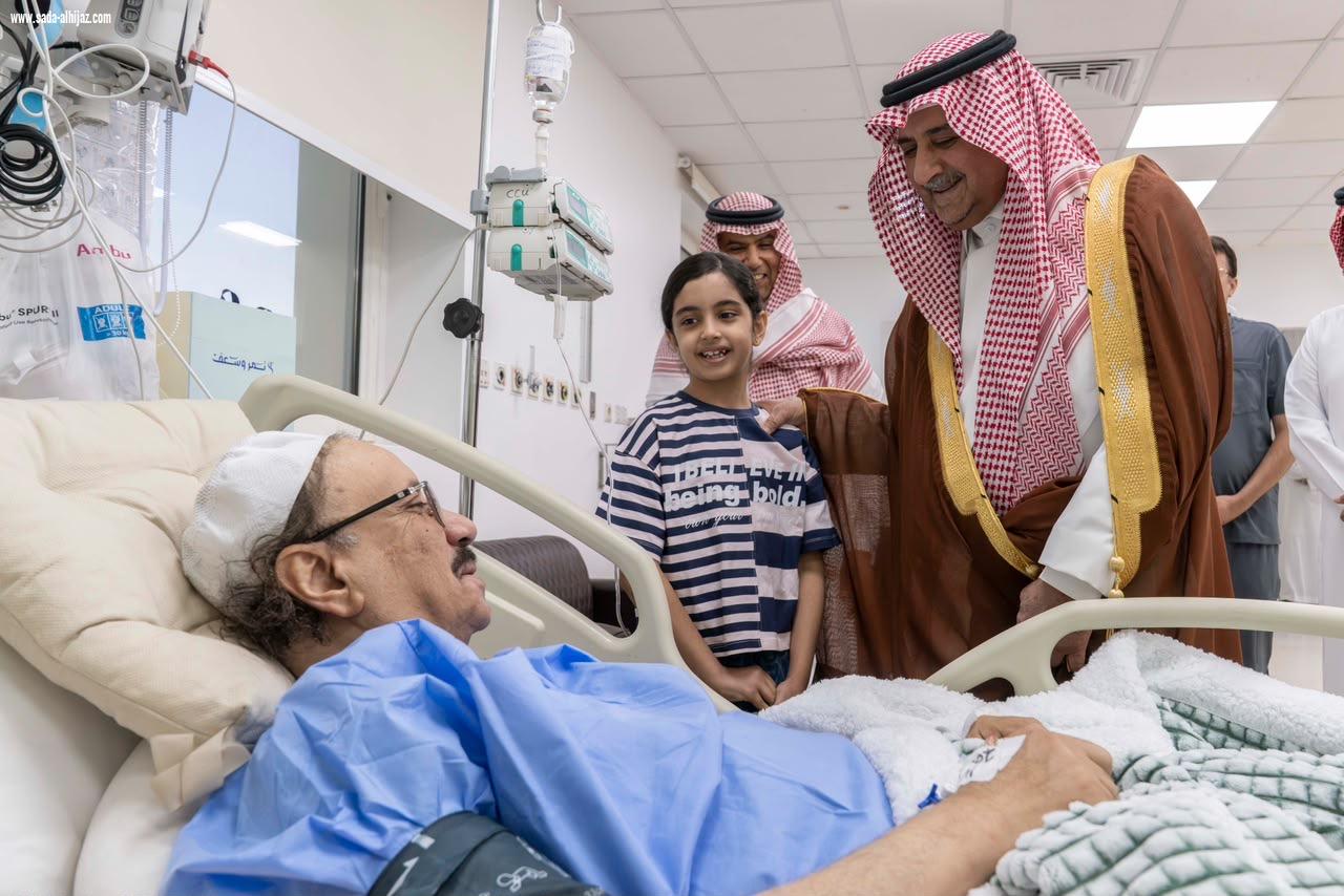 أمير تبوك يطمئن على صحة محافظ حقل  