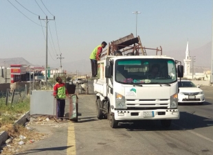 بلدية العزيزية تزيل مباسط شاي الجمر في وادي نعمان