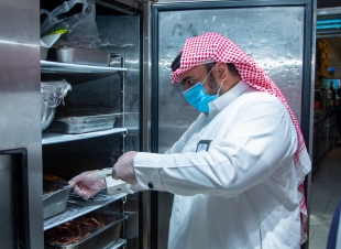 أمانة تبوك تعزز سلامة الغذاء بـ14 ألف اختبار وتحليل مخبري خلال النصف الأول من 2026