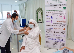 وزير الشؤون الإسلامية يطلق حملة تطعيم ضد الانفلونزا الموسمية