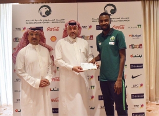 لاعبو الأخضر السعودي يقدمون دعماً مالياً لجمعية شهداء للواجب