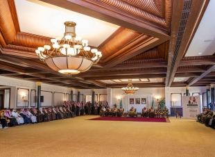 أمير منطقة تبوك يسلّم وثائق تملّك الوحدات السكنية للمستفيدين من تبرّع سمو ولي العهد 