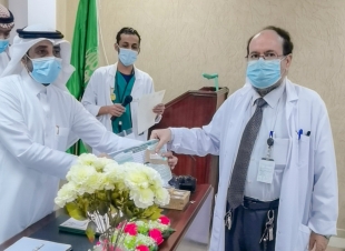 مستشفى أبو عريش يكرم المتميزين من منسوبيه 