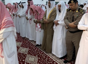  العنودي يؤدي صلاة الميت على شيخ الحوازمة بالظبية